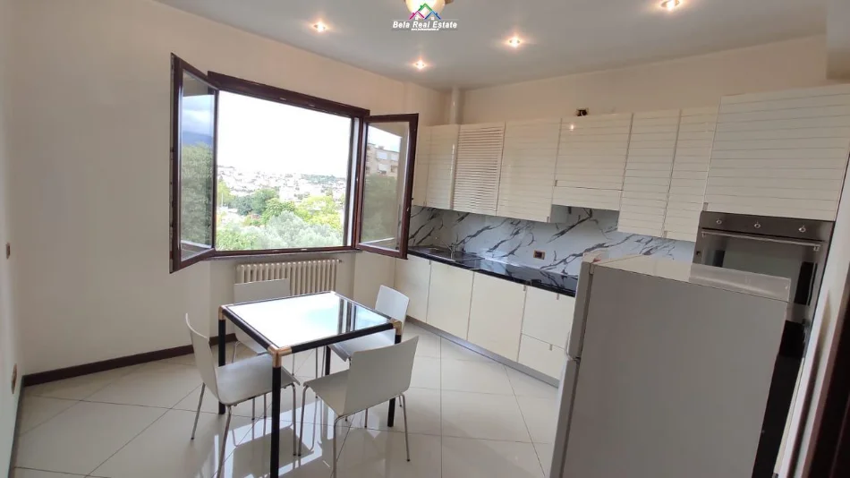 Tirane, jepet me qera apartament 1+1 Kati 2, 70 m² 470 € (Kinostudio)