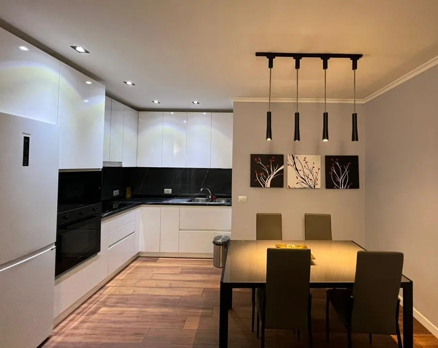 Tirane, jepet me qera apartament 2+1 , 90 m² 650 € 