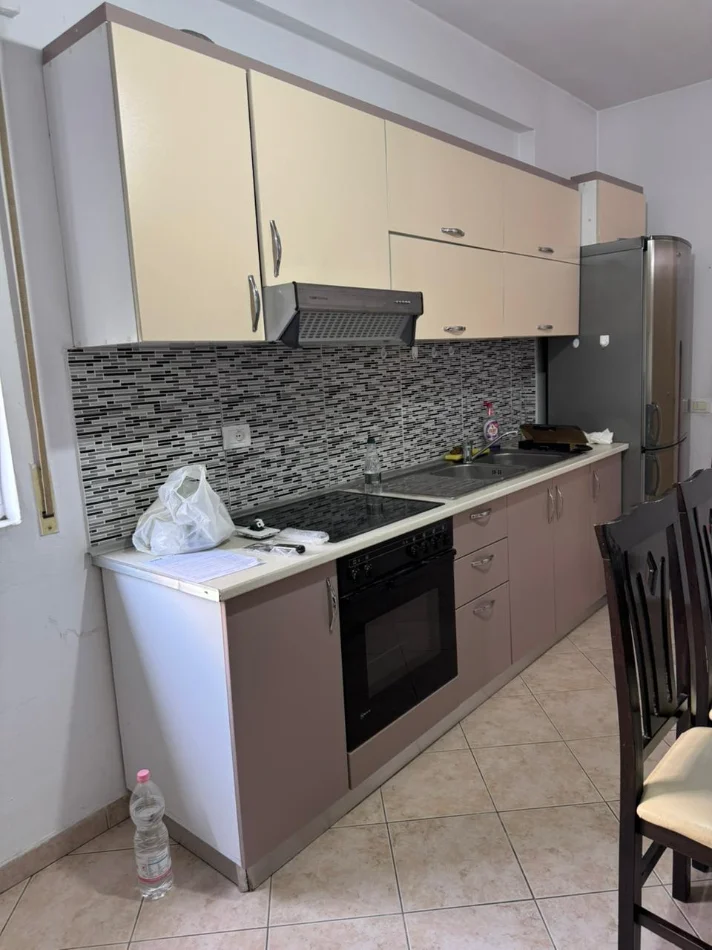 Tirane, jepet me qera apartament 1+1 , 55 m² 500 € (Komuna e Parisit)