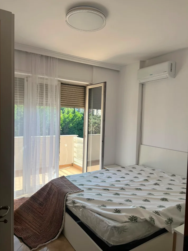 Tirane, jepet me qera apartament 1+1 , 70 m² 600 € (Komun Parisit)
