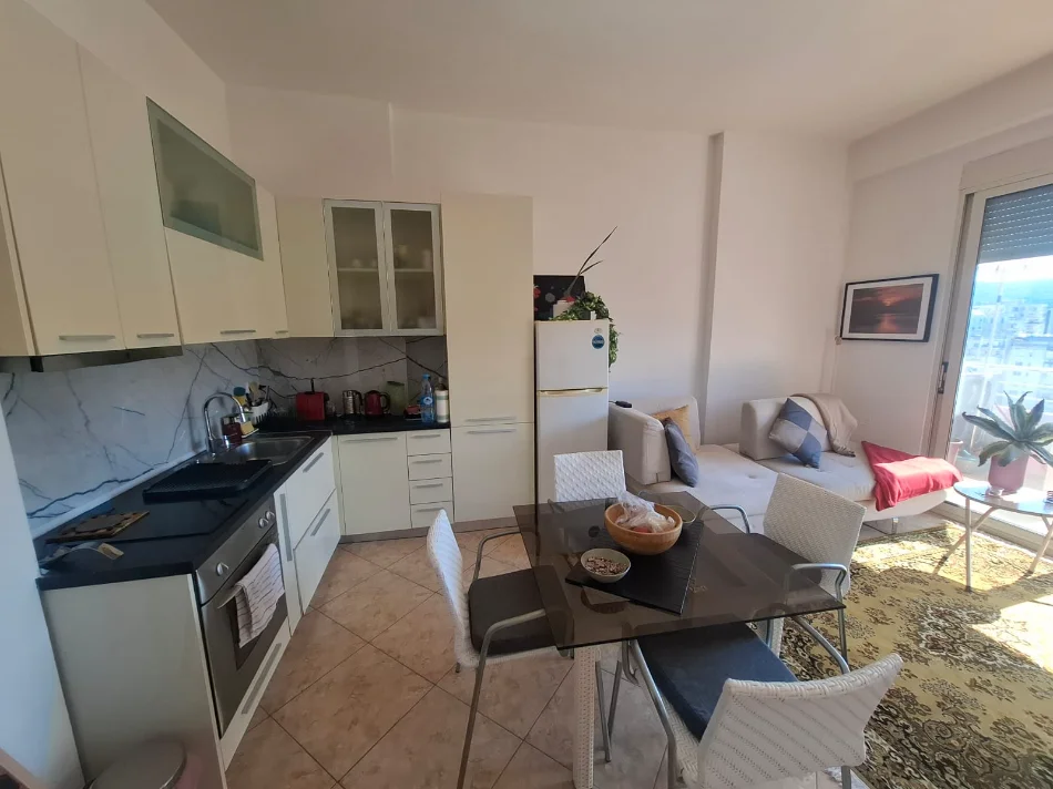 Vlore - Lungomare, jepet me qera apartament 1+1+Ballkon Kati 10, 75 m² 450 € (Rruga Kosova, Skele, Vlore)