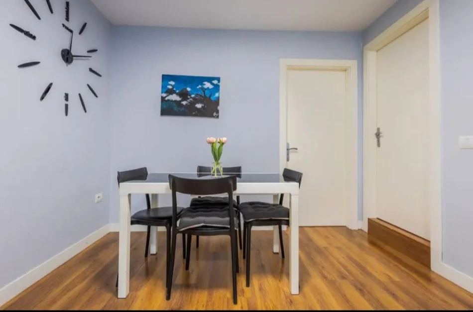 Tirane, jepet me qera apartament 2+1 , 90 m² 1.000 € (prane Sheshit Wilson)