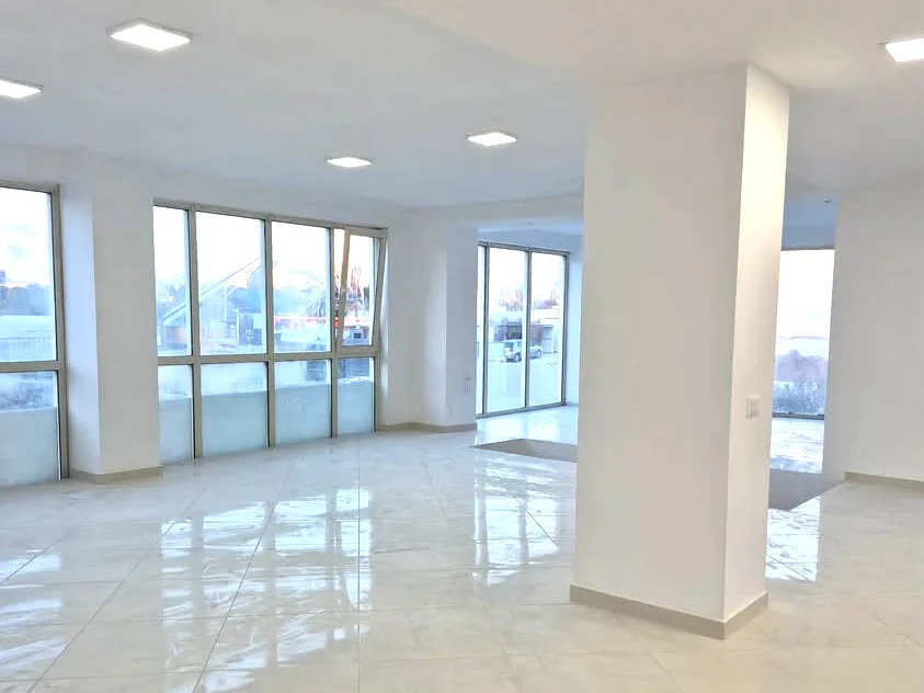 Tirane, jepet me qera ambjent biznesi , 260 m² 2.200 € 