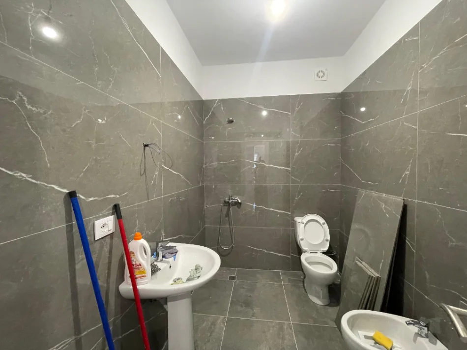Tirane, jepet me qera apartament 2+1+Ballkon Kati 3, 102 m² 550 € (Shkolla Bashkuar)