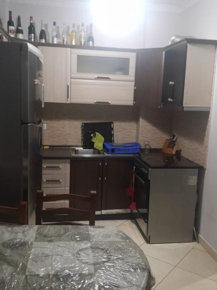 Tirane, jepet me qera apartament 1+1+Ballkon Kati 8, 70 m² 400 € (Fabrika e Miellit)
