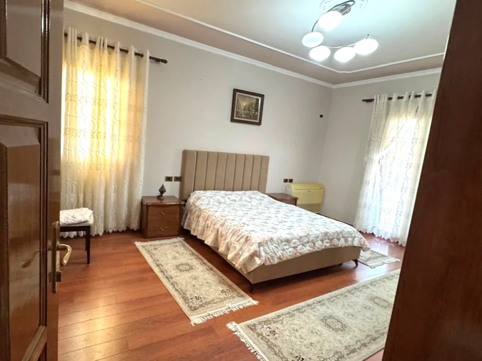 Tirane, jepet me qera Vile 2+1+Ballkon Kati 3, 145 m² 500 € (Rruga Njazi Meka)