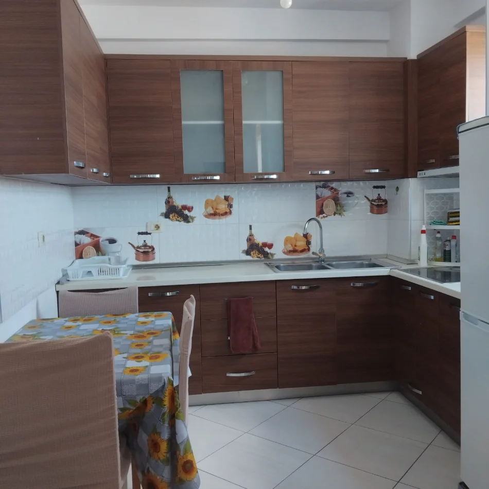 Tirane, jepet me qera apartament 1+1+Ballkon Kati 3, 60 m² 400 € (Astir (Pallati i Ilir Metës))