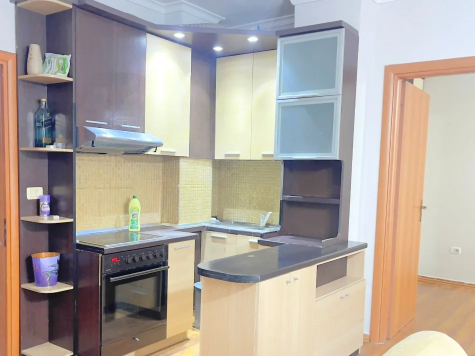 Tirane, jepet me qera apartament 1+1 Kati 4, 82 m² 500 € 