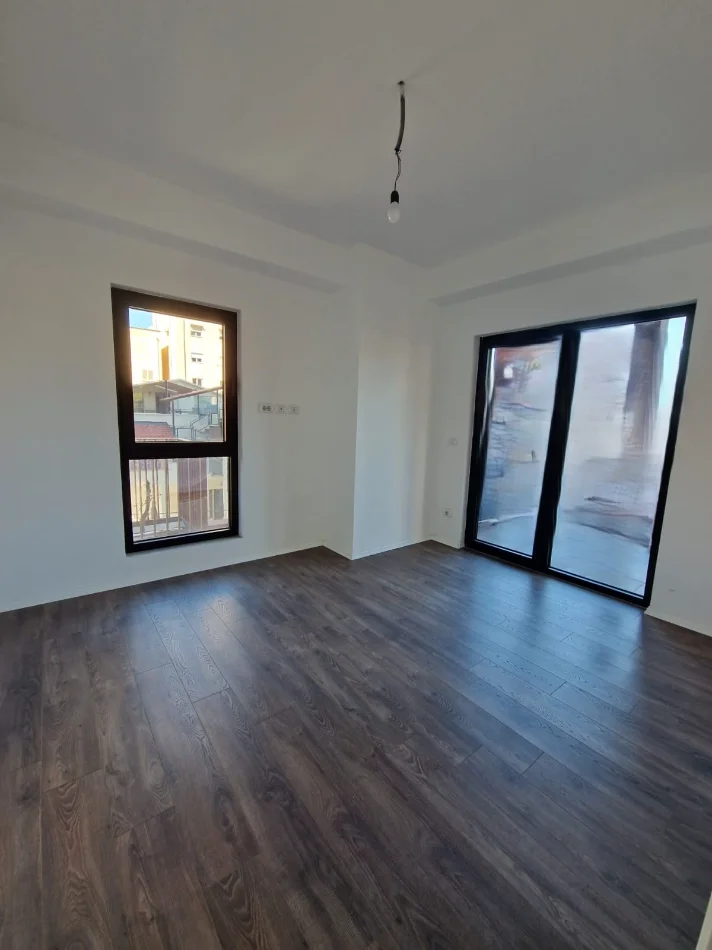Tirane, jepet me qera apartament 2+1+Ballkon Kati 2, 103 m² 1.070 € (Garden Building, Rr. e Kavajës)