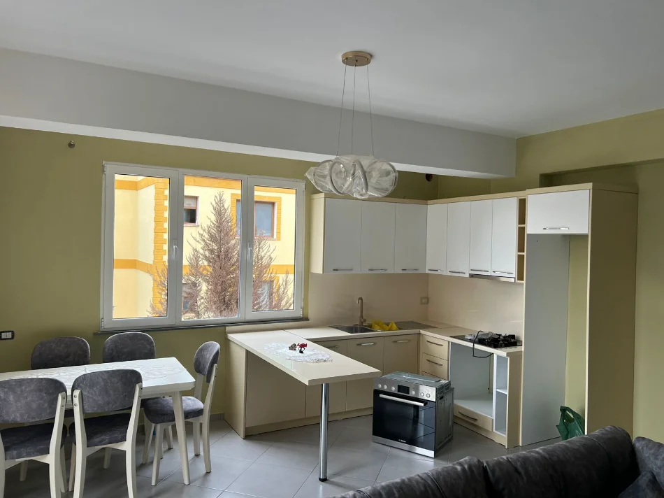 Tirane, jepet me qera apartament 2+1+Ballkon Kati 2, 124 m² 600 € (pranë Spitalit Shefqet Ndroqi)