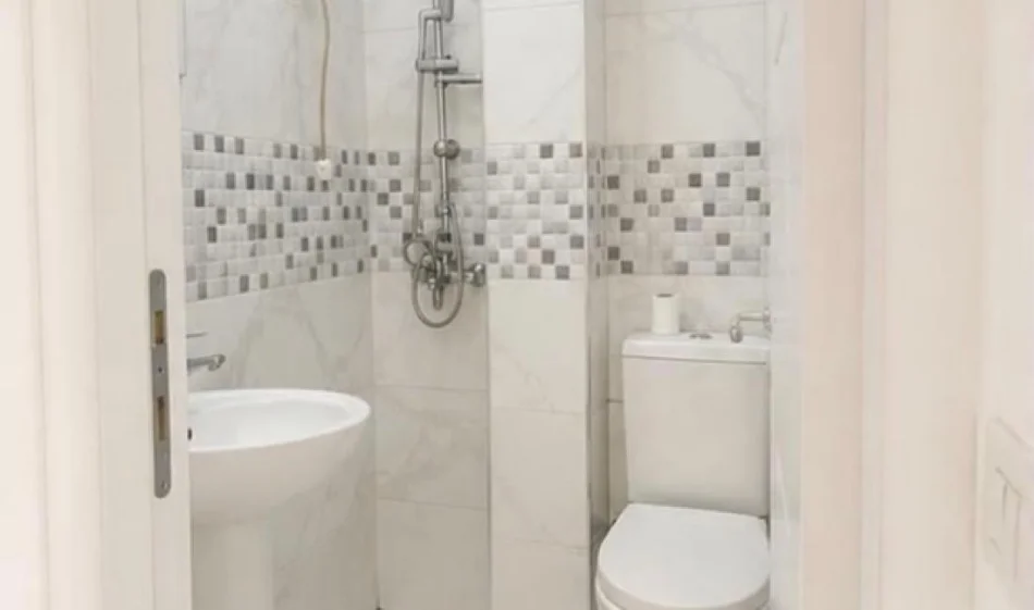 Tirane, jepet me qera ambjent biznesi Kati 2, 50 m² 650 € (Pallatet Agimi)
