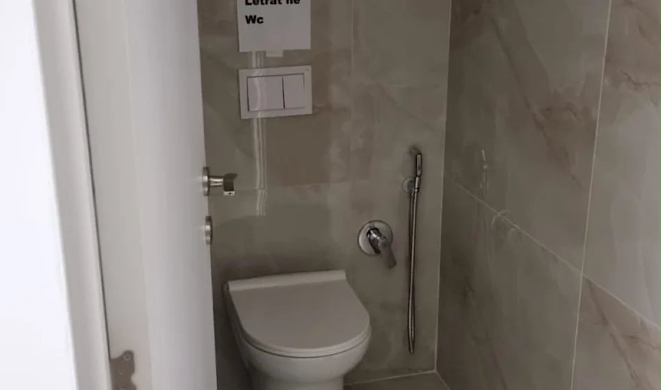 Tirane, jap me qera ambjent biznesi Kati 1, 230 m² 3.200 € (Farmacia 10)
