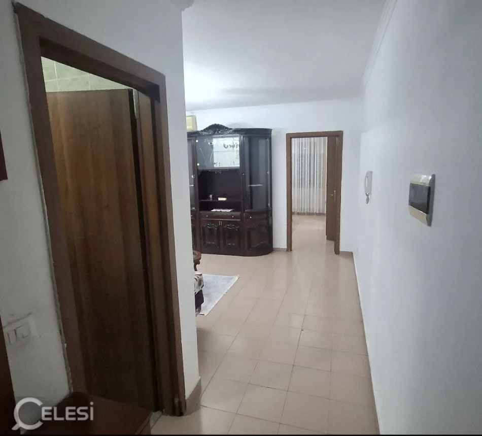 Tirane, jepet me qera apartament 1+1 Kati 9, 68 m² 530 € (Komuna e Parisit, prane Lulishtes)