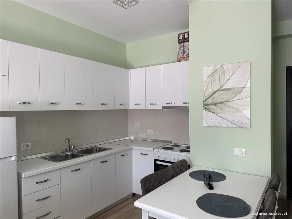 Tirane, jepet me qera apartament 1+1 Kati 3, 66 m² 700 € (Qender, prane Toptanit)