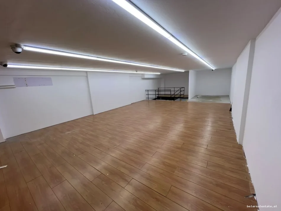 Tirane, jepet me qera dyqan Kati 0, 134 m² 1.500 € (Myslym Shyri)