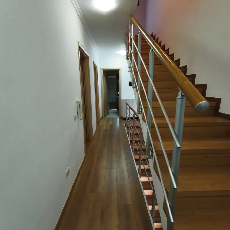 Tirane, jepet me qera Vile 3+1 , 200 m² 1.700 € (EG)