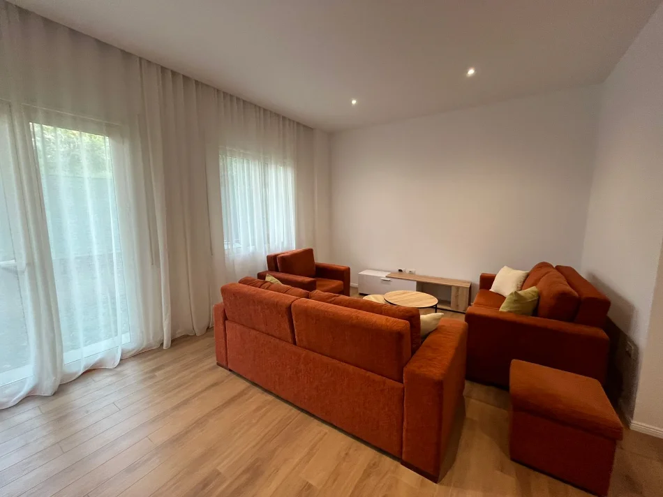 Tirane, jepet me qera apartament 1+1+Ballkon Kati 1, 72 m² 450 € (Tregu Elektrik i Ri, Ali Dem)