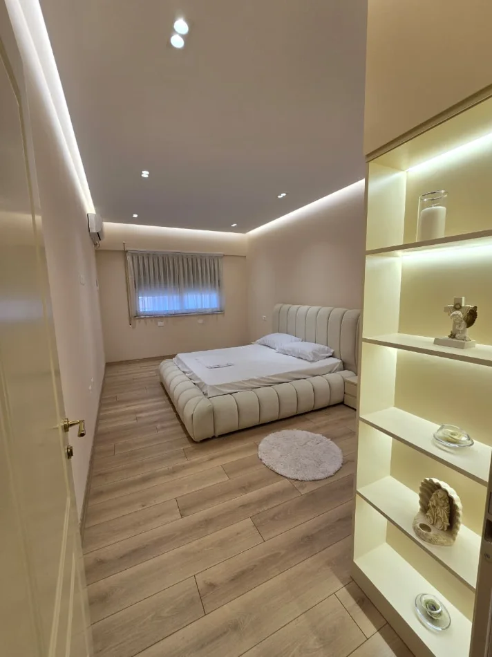 Tirane, jepet me qera apartament 2+1 , 104 m² 900 € 