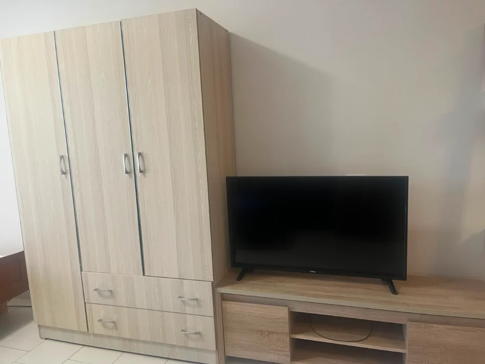 Tirane, jepet me qera garsonier 1+1 Kati 4, 350 € (Fakulteti Ekonomik)