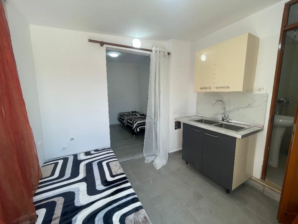 Tirane, jepet me qera apartament 1+1 Kati 0, 250 € (Rruga Idriz Dollaku)