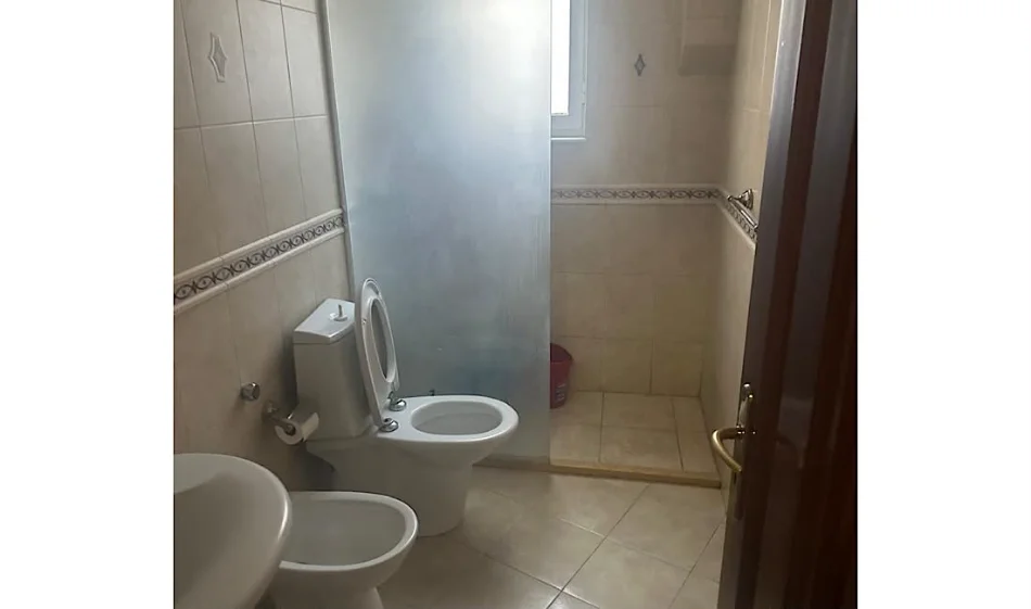 Tirane, jepet me qera apartament 3+1 Kati 1, 87 m² 1.000 € 