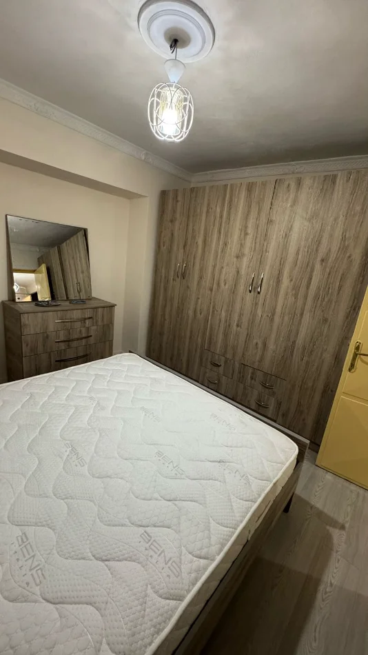 Tirane, jepet me qera apartament 1+1+Ballkon Kati 1, 60 m² 350 € (Rr e Dibrës, pranë Komisariatit Nr. 4)