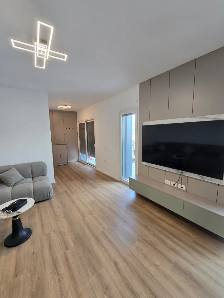 Tirane, jepet me qera apartament 2+1 , 150 m² 1.000 € 