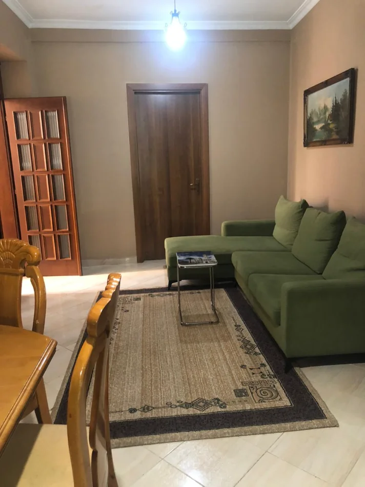 Tirane, jepet me qera apartament 1+1+Ballkon Kati 1, 70 m² 500 € (Rruga e Dibres)