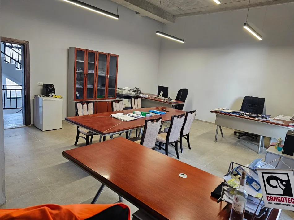 Tirane, jepet me qera ambjent biznesi , 52 m² 156.000 € (Rruga Jordan Misja)
