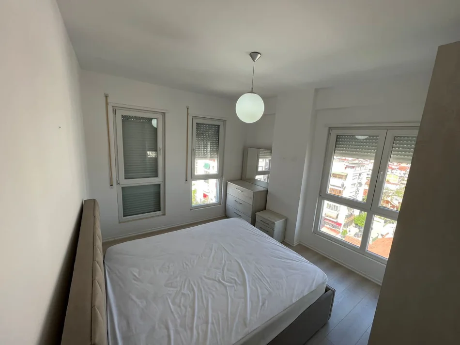 Tirane, jepet me qera apartament 2+1 , 90 m² 600 € (Rruga 5 Maji)