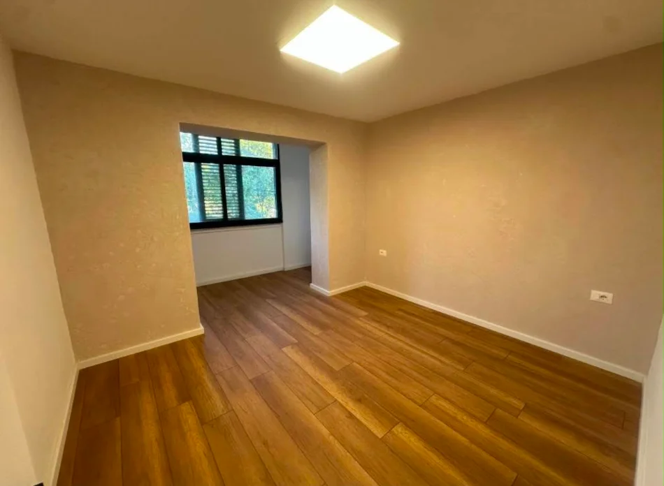 Tirane, jepet me qera zyre Kati 2, 78 m² 75.000 € (Brryli)