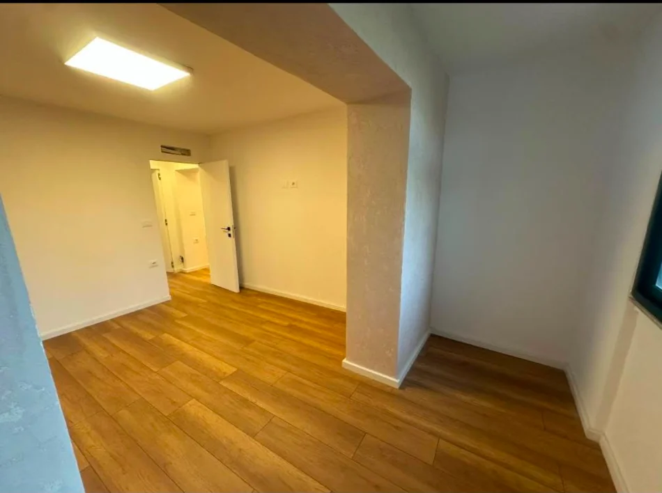 Tirane, jepet me qera ambjent biznesi Kati 2, 78 m² 750 € (Brryl, pranë Maternitetit të Ri)