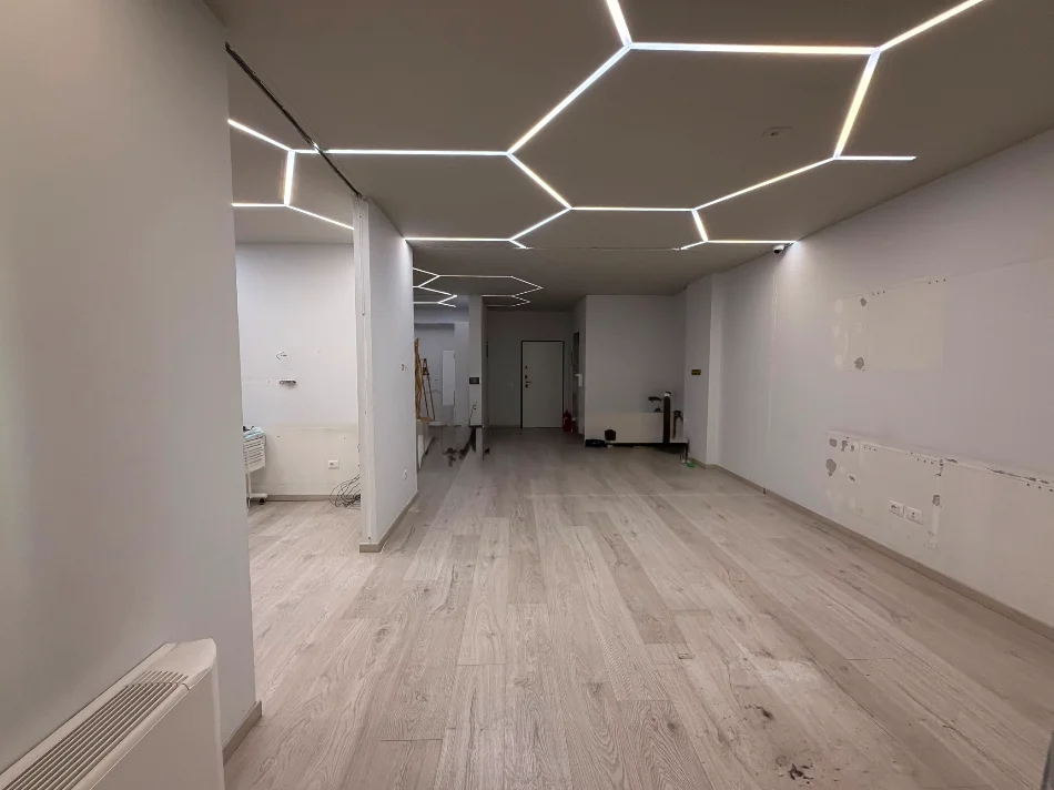 Tirane, jepet me qera zyre Kati 3, 140 m² 2.000 € (Blloku)