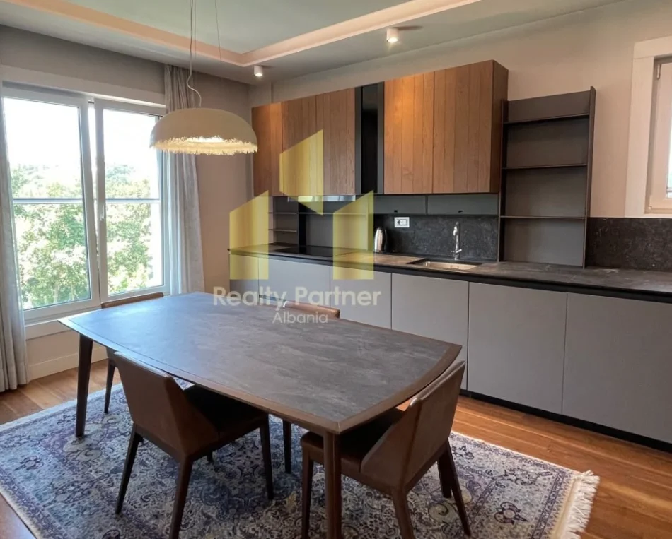Tirane, shitet apartament 3+1 , 230 m² 700.000 € 