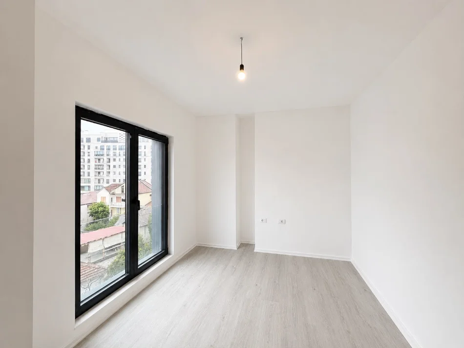 Tirane, jepet me qera zyre , 100 m² 1.000 € (QENDËR)
