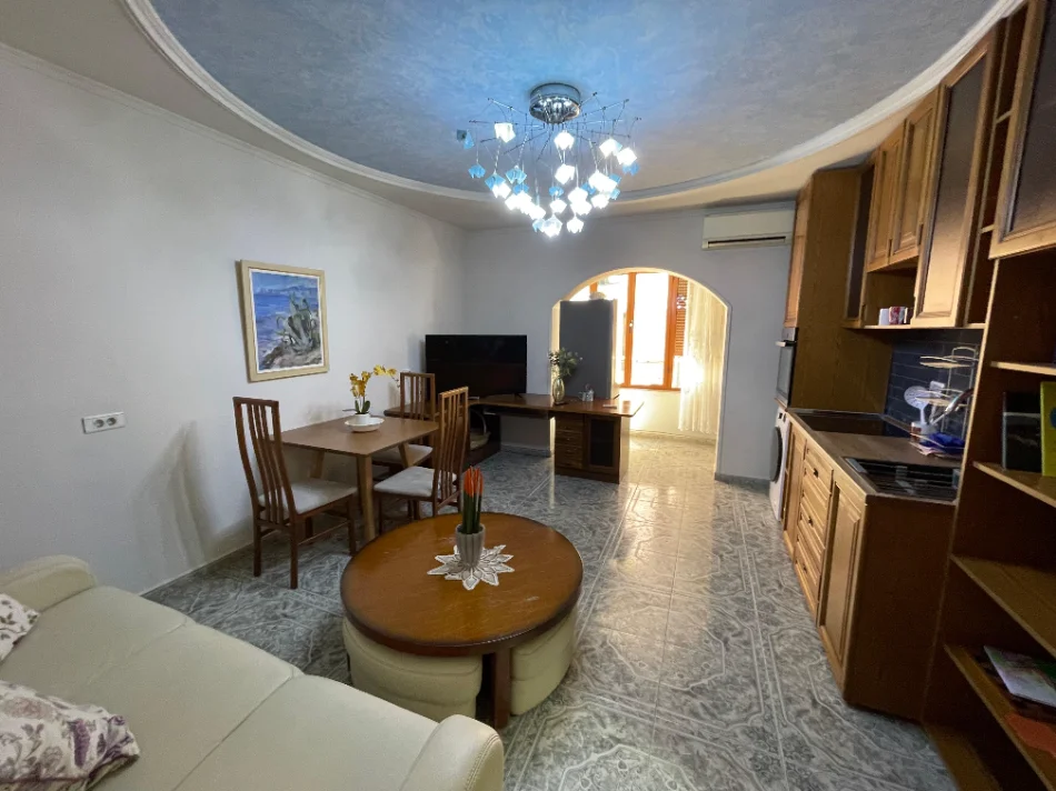 Tirane, jepet me qera apartament 1+1 Kati 4, 550 € (Rruga Kosovareve)