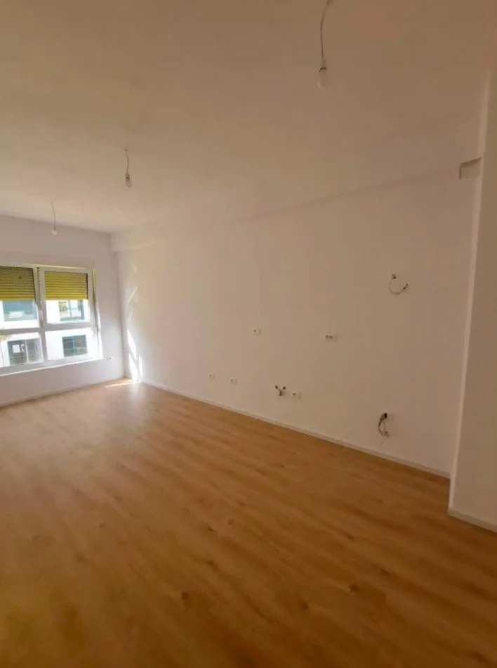 Tirane, jepet me qera apartament 1+1 , 65 m² 380 € (Ali Dem)
