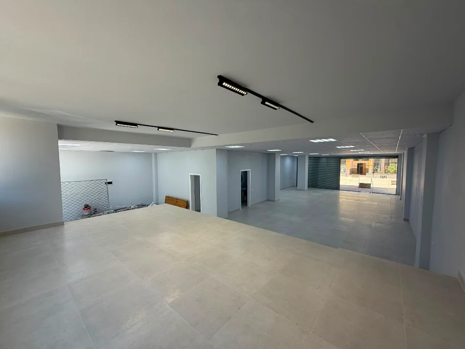 Tirane, jepet me qera ambjent biznesi Kati 0, 198 m² 1.000 € (Astiri)