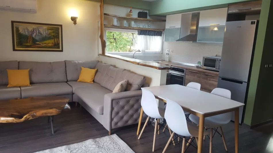 Tirane, jepet me qera apartament 2+1+Ballkon Kati 3, 90 m² 650 € (Liqeni i Thate/Rr.Peti)