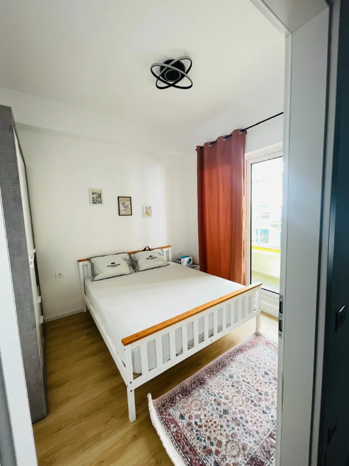 Tirane, jepet me qera apartament 1+1 , 50 m² 380 € (Ali Demi)