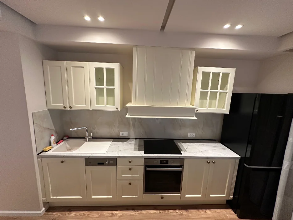 Tirane, jepet me qera apartament 1+1 , 75 m² 750 € (Kompleksi Delijorgji)