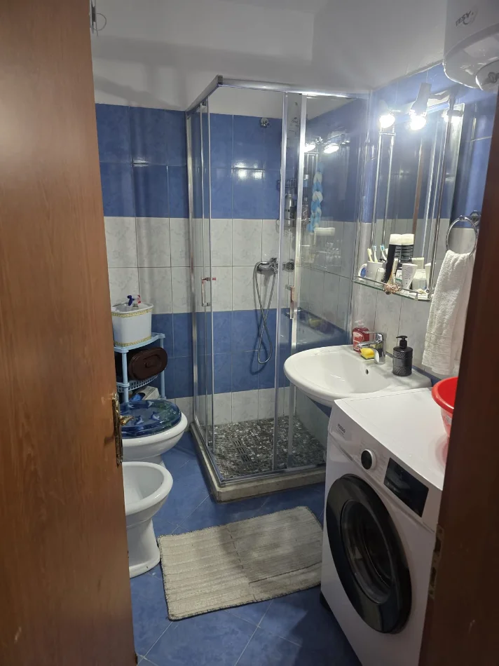 Tirane, jepet me qera apartament 1+1 , 75 m² 350 € 