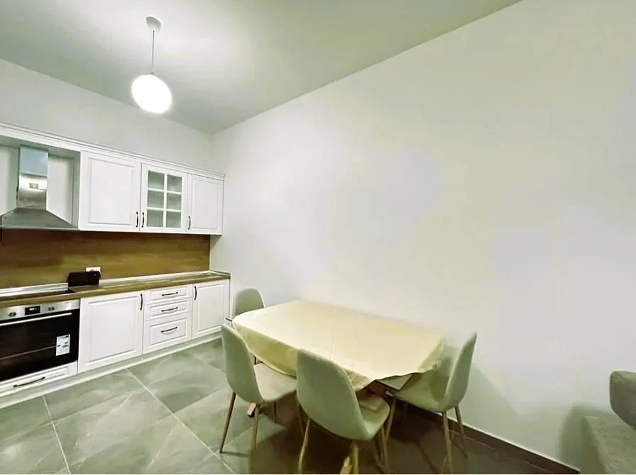 Tirane, jepet me qera apartament 1+1 , 76 m² 700 € 