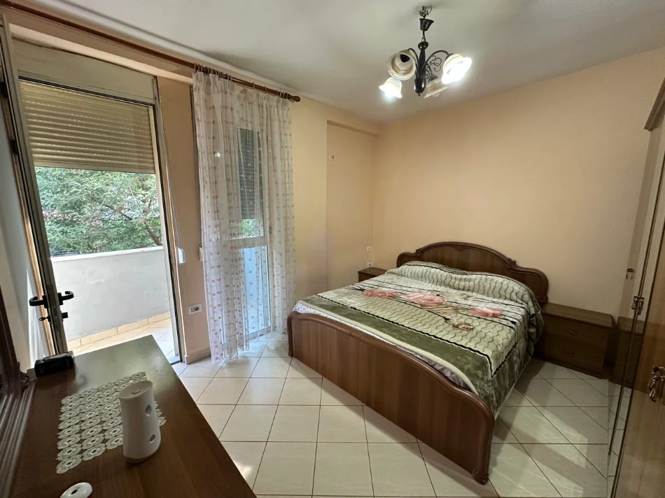 Tirane, jepet me qera apartament 1+1+Ballkon Kati 3, 65 m² 500 € (Pazari i Ri,prane Optika Roma)
