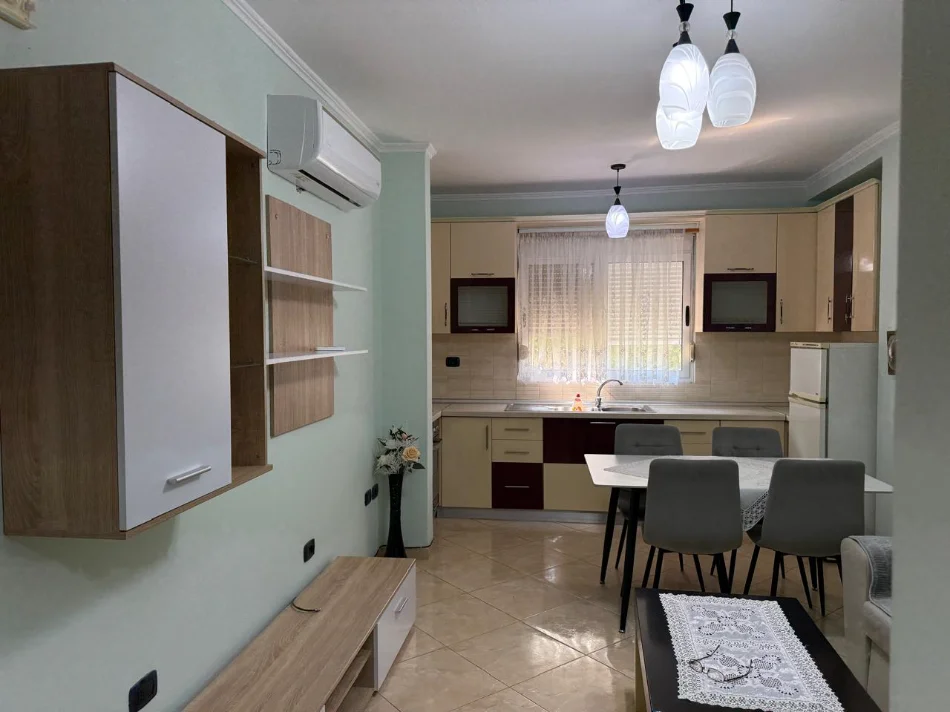Tirane, jepet me qera apartament 2+1+Ballkon , 70 m² 500 € (Materniteti i Ri)