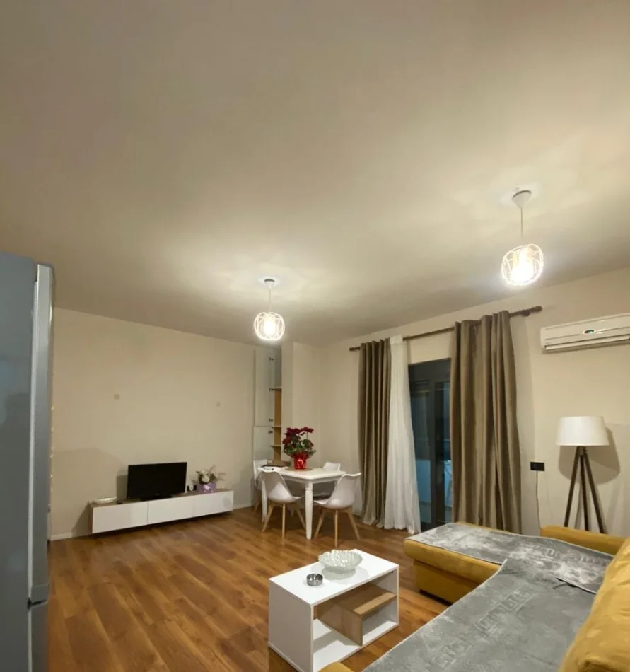 Tirane, jepet me qera apartament 1+1+Ballkon Kati 4, 65 m² 450 € (Laprake/Rr Gjergj Legisi)