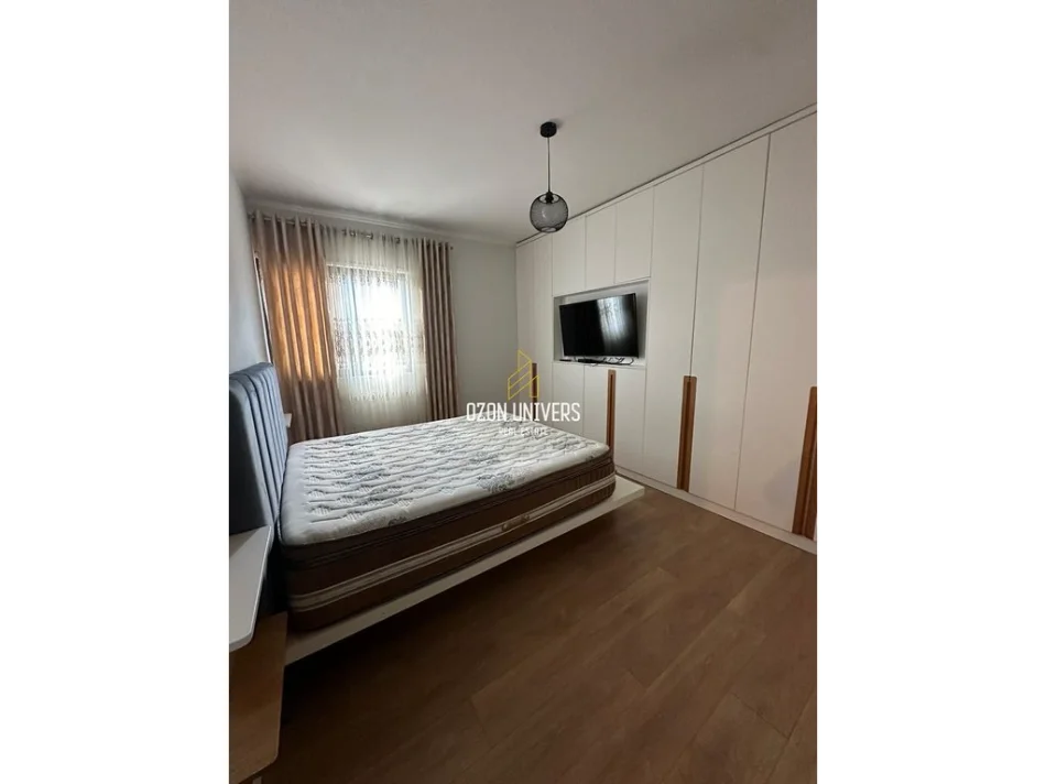 Tirane, jepet me qera apartament 2+1+Ballkon Kati 5, 127 m² 800 € (ish Hotel Roland, Astir)