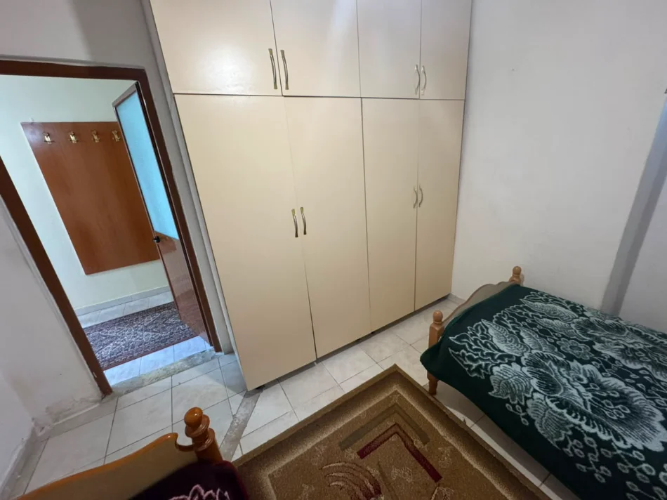 Shqiperi, jepet me qera apartament 2+1+Ballkon Kati 1, 80 m² 300 € (Selitë e vogël)