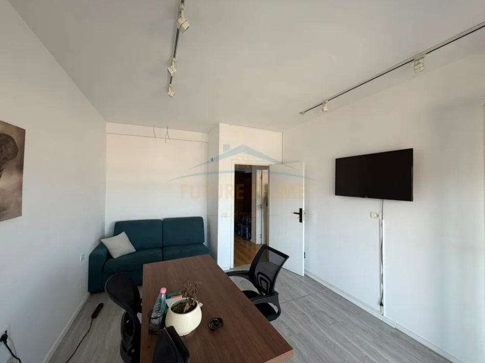 Qera, jepet me qera zyre Kati 8, 131 m² 1.100 € (Komuna e Parisit, Tirane)