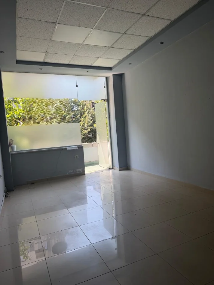 Tirane, jepet me qera ambjent biznesi Kati 2, 36 m² 400 € (Rruga e Dibres)